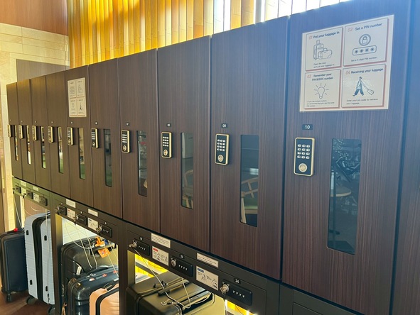 ロビーにセルフロッカーを導入しました